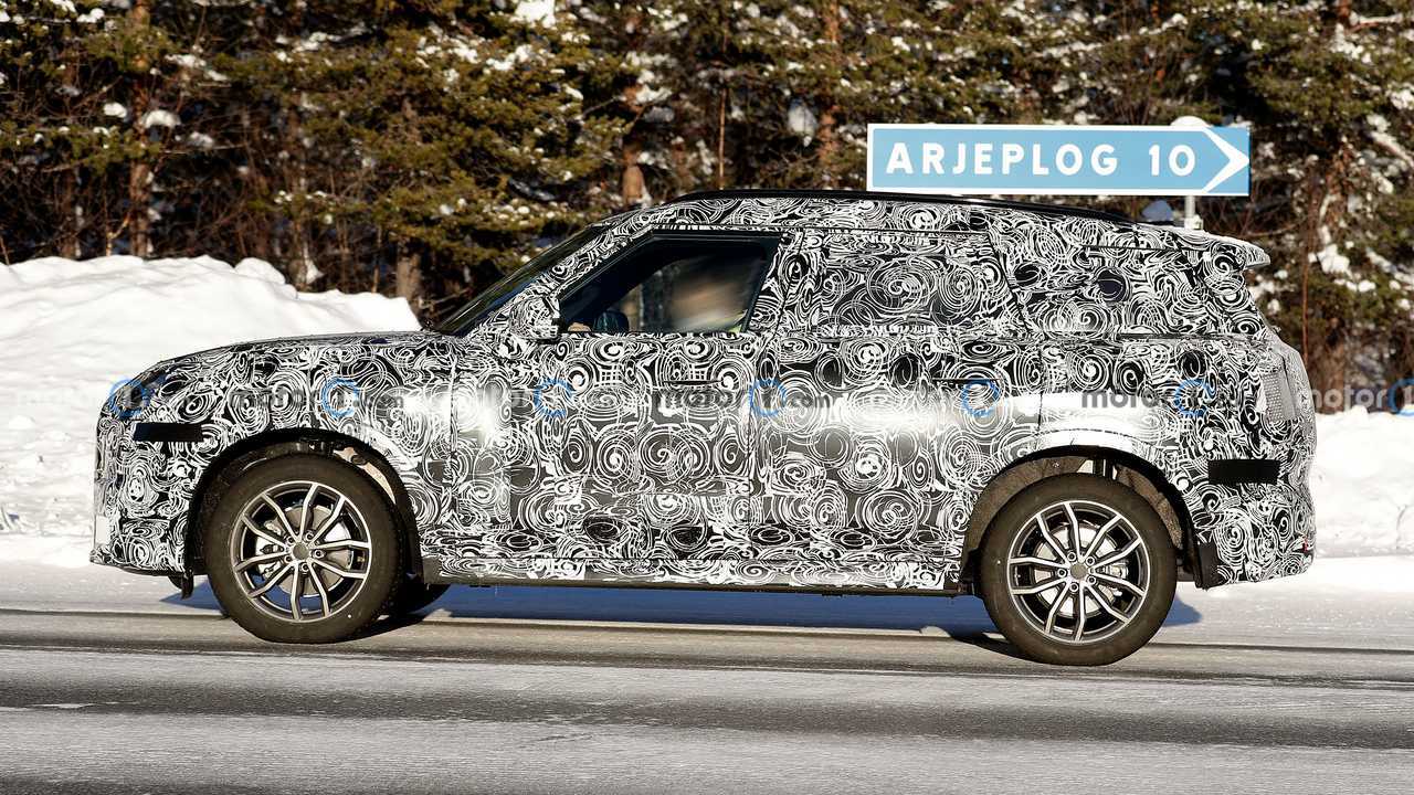 Nuova foto spia Mini Countryman S con vista laterale