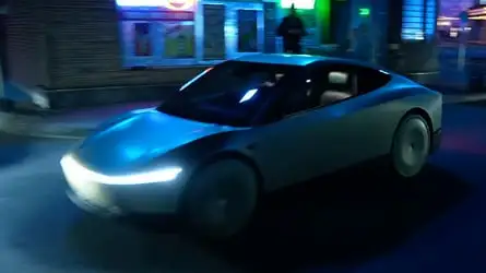 馬斯克透露特斯拉 Robotaxi 夜間營運受限，主因是難以辨識的灰色貓咪