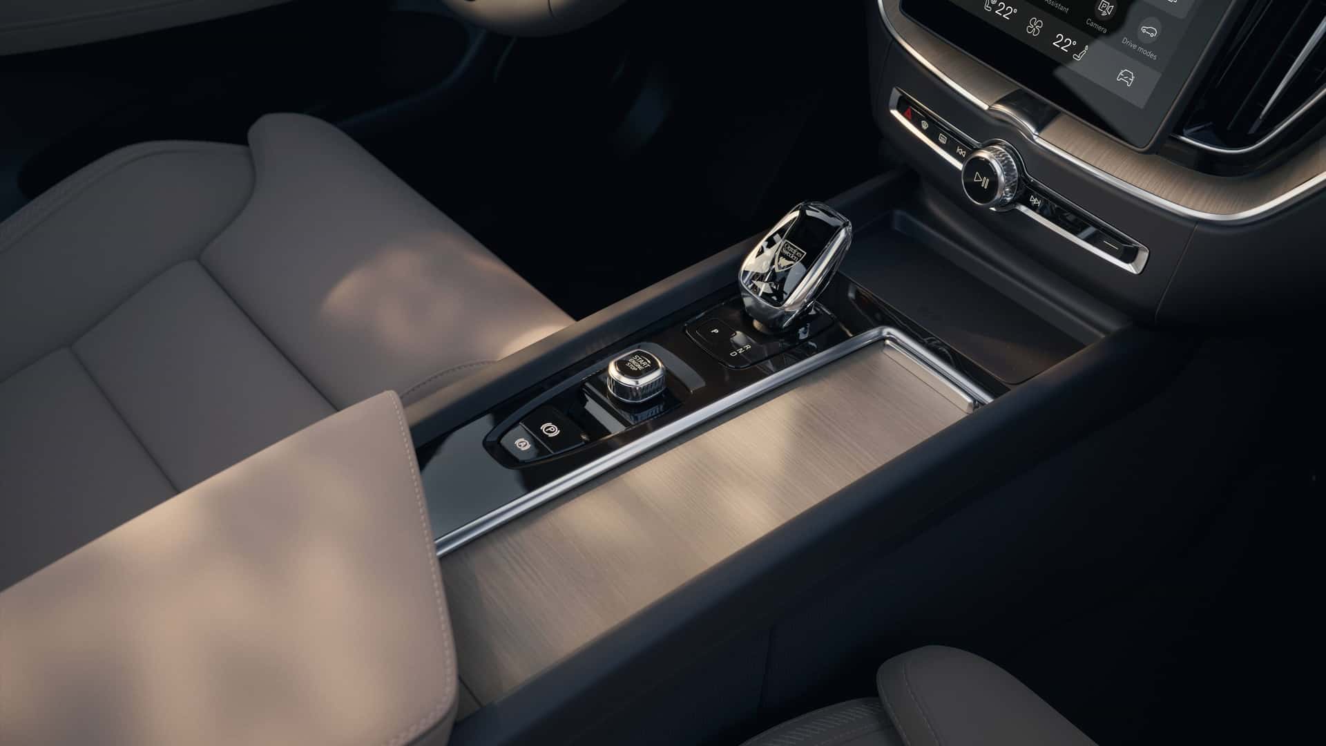 https://cdn.motor1.com/images/mgl/kolvgN/s1/2026-volvo-xc60.jpg