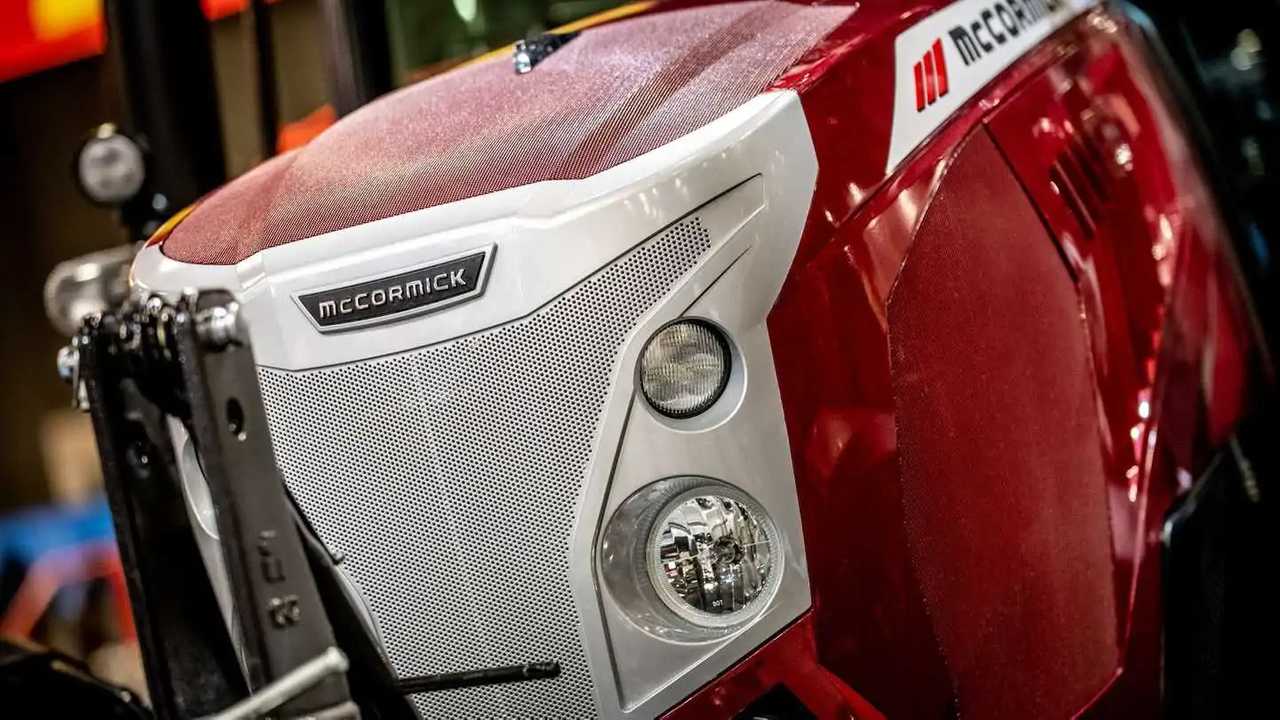 McCormick X8 VT-Drive nel Motor Valley con design