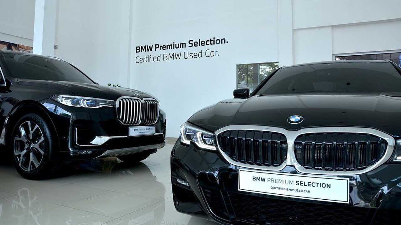 Koleksi BMW di dalam gedung Luminary Used Car