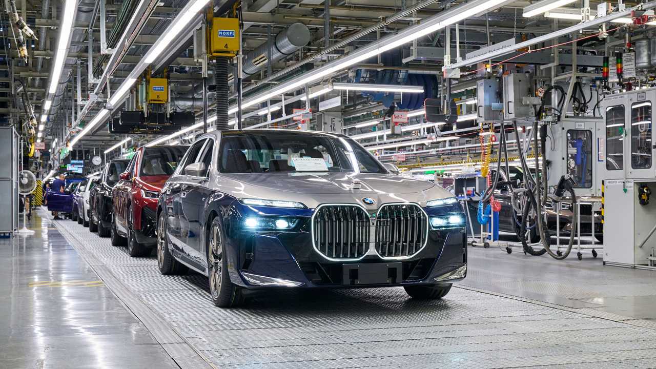 P90471021_highRes_the-new-bmw-7-series