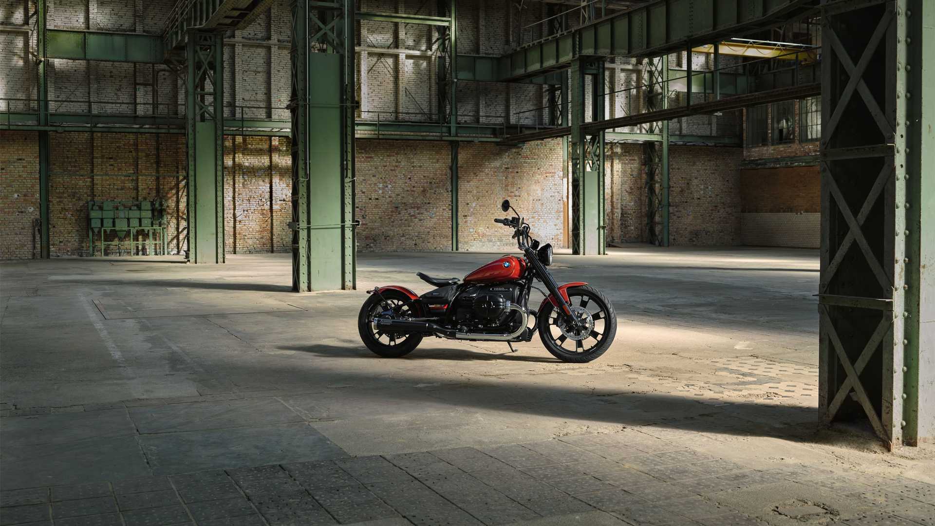Así lucen los escapes Akrapovic para la BMW R18