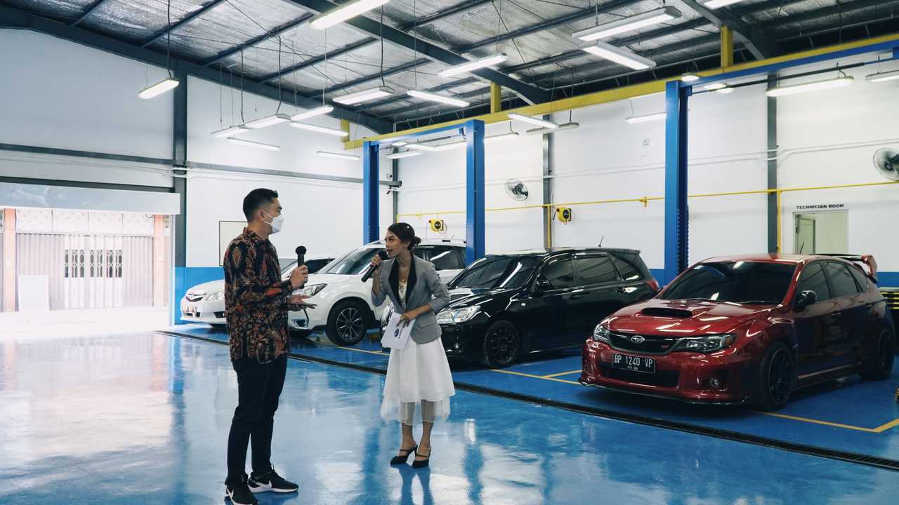 Mobil-mobil yang tersedia di Plaza Subaru Batam.
