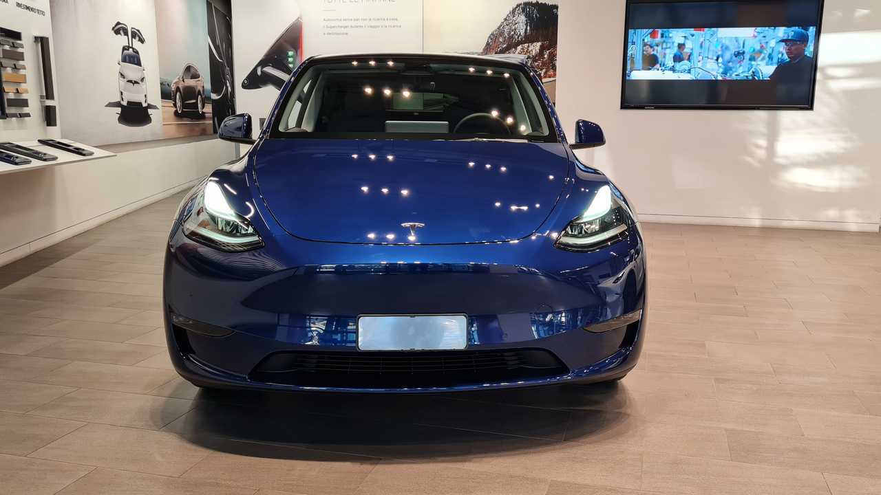 Tesla Model Y dal vivo