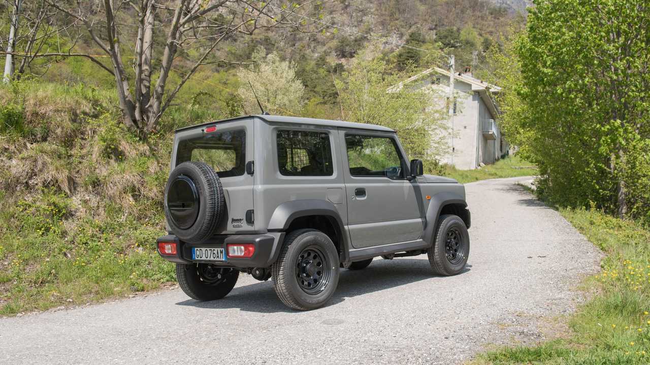Suzuki Jimny Pro - Dinamica su asfalto trequarti posteriore