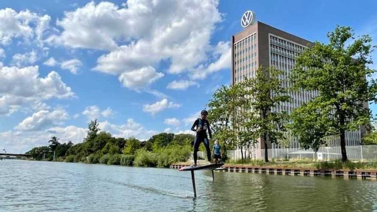 Hebert Diess cavalca la e-surfboard di Audi davanti allo stabilimento Volkswagen di Wolfsburg