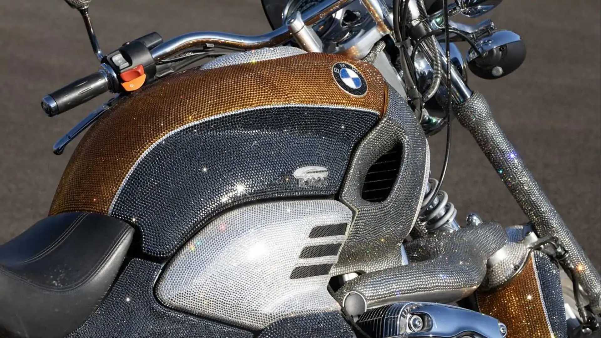 2002 BMW R1200C - Tank Closeup Alternate