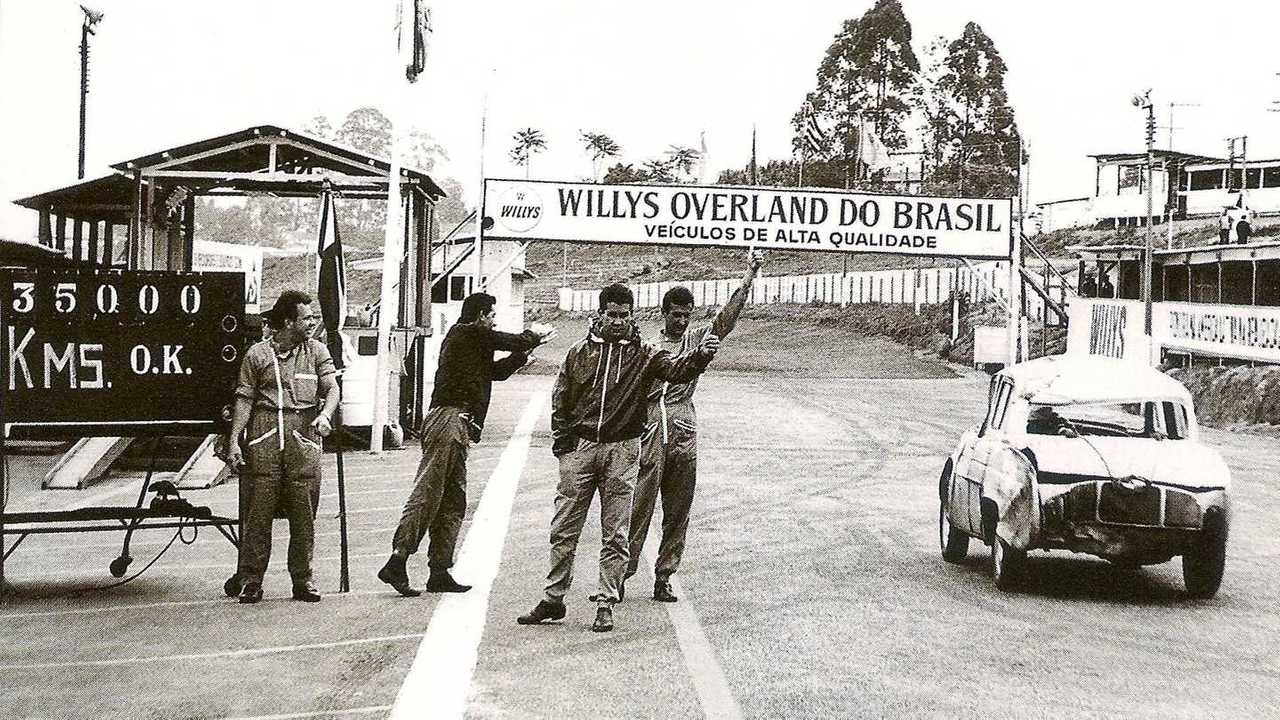 Placa indicando 35.000 km percorridos pelo Gordini