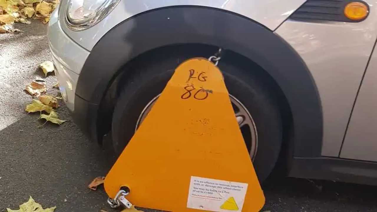 Untaxed Mini with clamp boot on wheel in UK