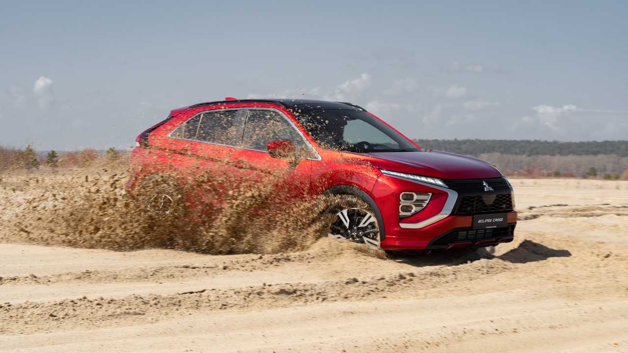 Обновленный Mitsubishi Eclipse Cross в движении