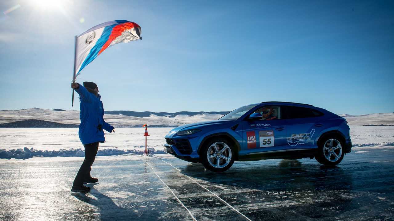 Lamborghini Urus sur le lac Baikal
