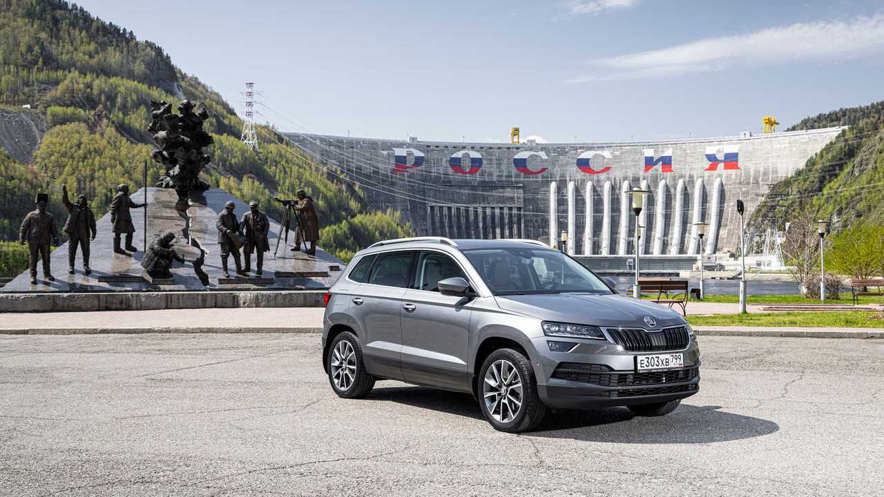 Skoda Karoq на фоне Саяно-Шушенской ГЭС