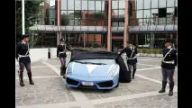 Polizei fährt Lambo