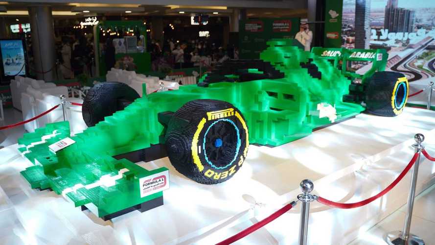 L’auto di Formula 1 fatta con 500.000 mattoncini Lego