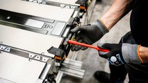 La batteria del Mercedes e-Actros prodotta a Mannheim - assemblaggio