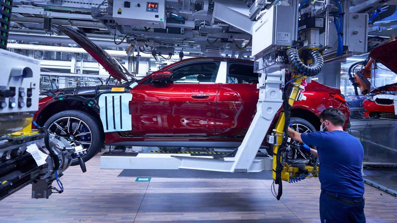 El primer BMW i4 de producción sale de fábrica
