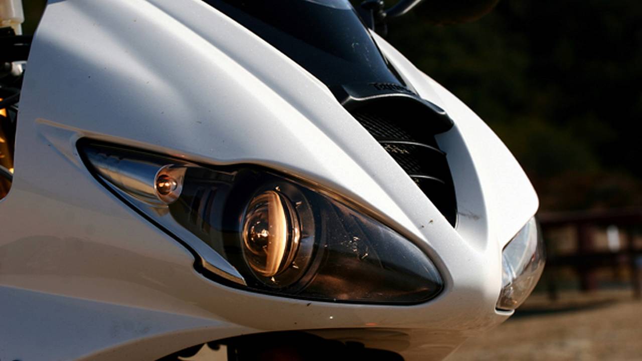 Two guys, one Triumph Daytona 675R