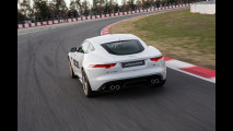 Jaguar F-Type Coupé R in pista
