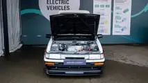 Toyota Corolla Levin AE86 BEV in der Sitzprobe