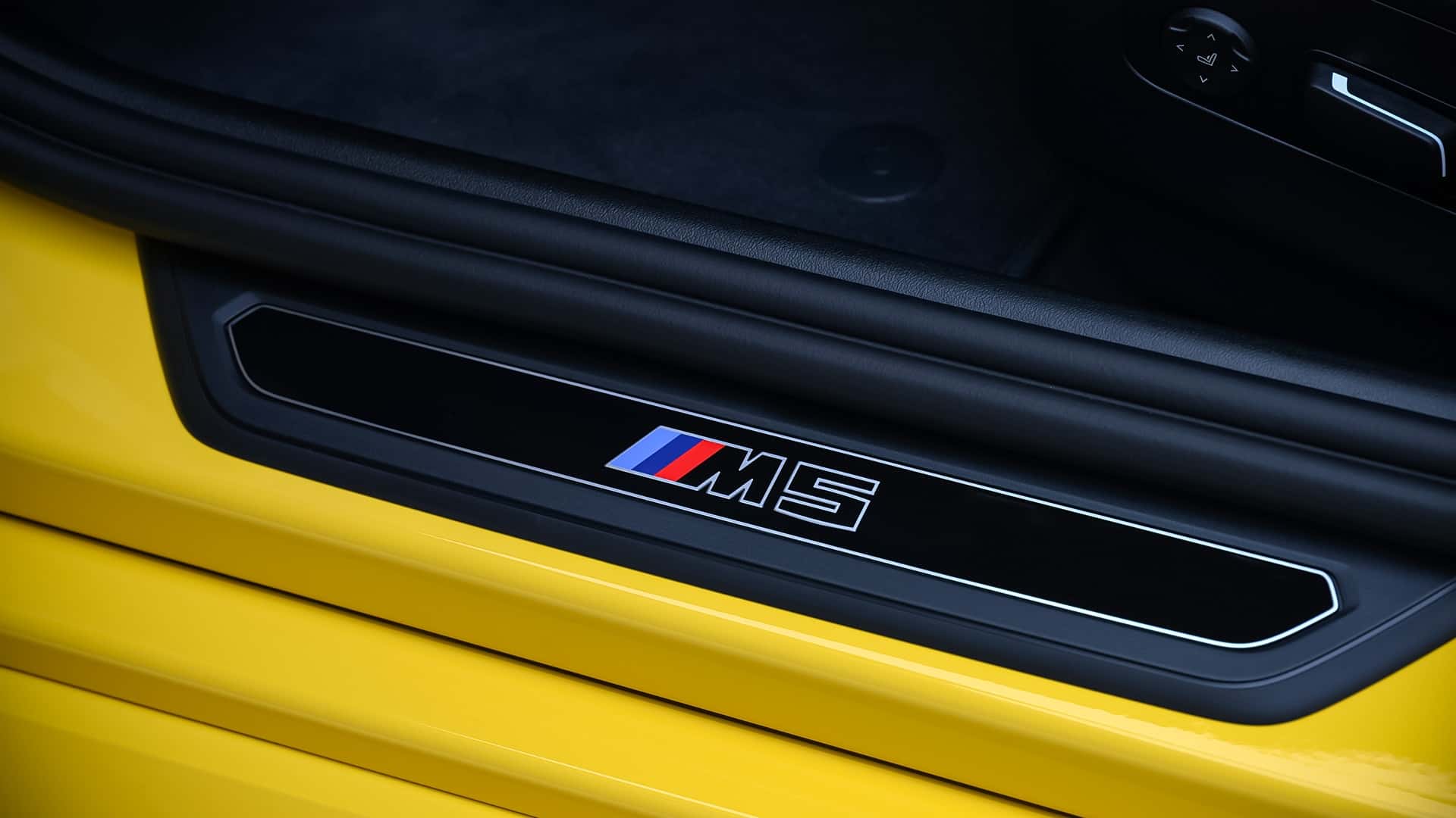 https://cdn.motor1.com/images/mgl/lE3OMg/s1/bmw-m5-2024-im-test.jpg