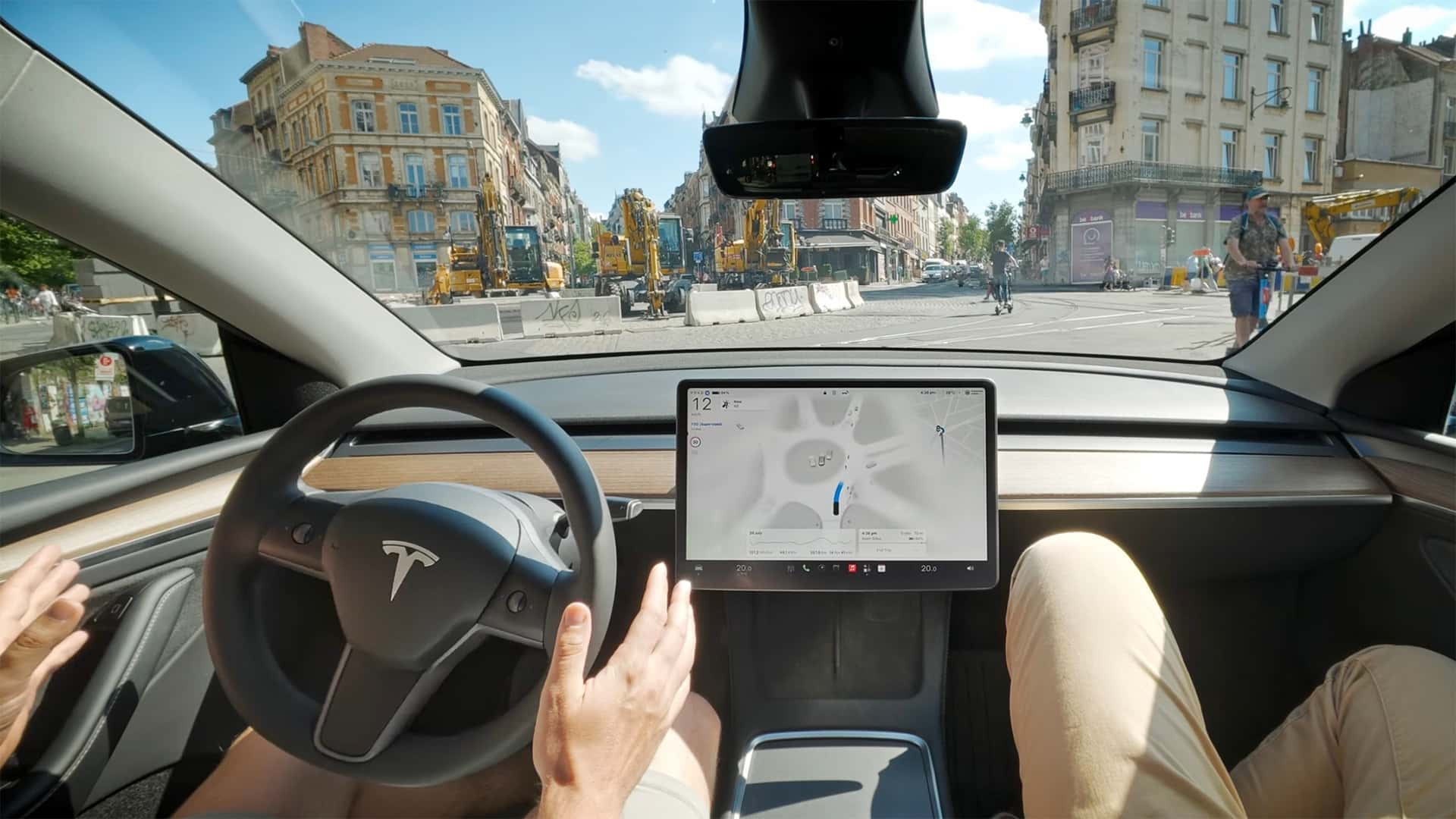 Tesla FSD Supervised Navega con Éxito el Complejo Tráfico de Bruselas, Enfrentando Desafíos y Expansión Europea