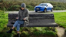 Arte en ruta: los Peugeot 205 GTi y e-208, unidos por la acuarela