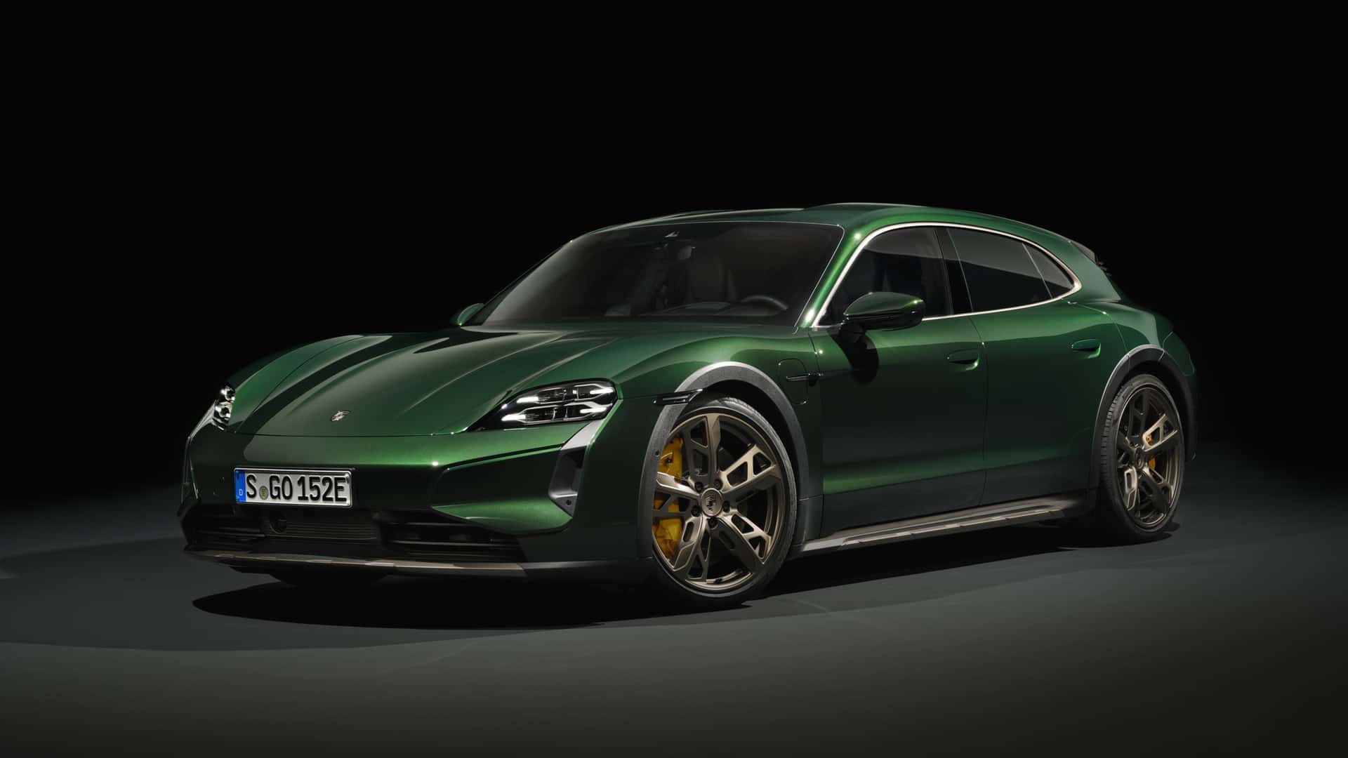 https://cdn.motor1.com/images/mgl/lE6ZVw/s1/porsche-taycan-cross-turismo-2024.jpg