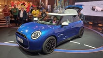 Mini Cooper SE in Blau mit weißem Dach: Das Exterieur