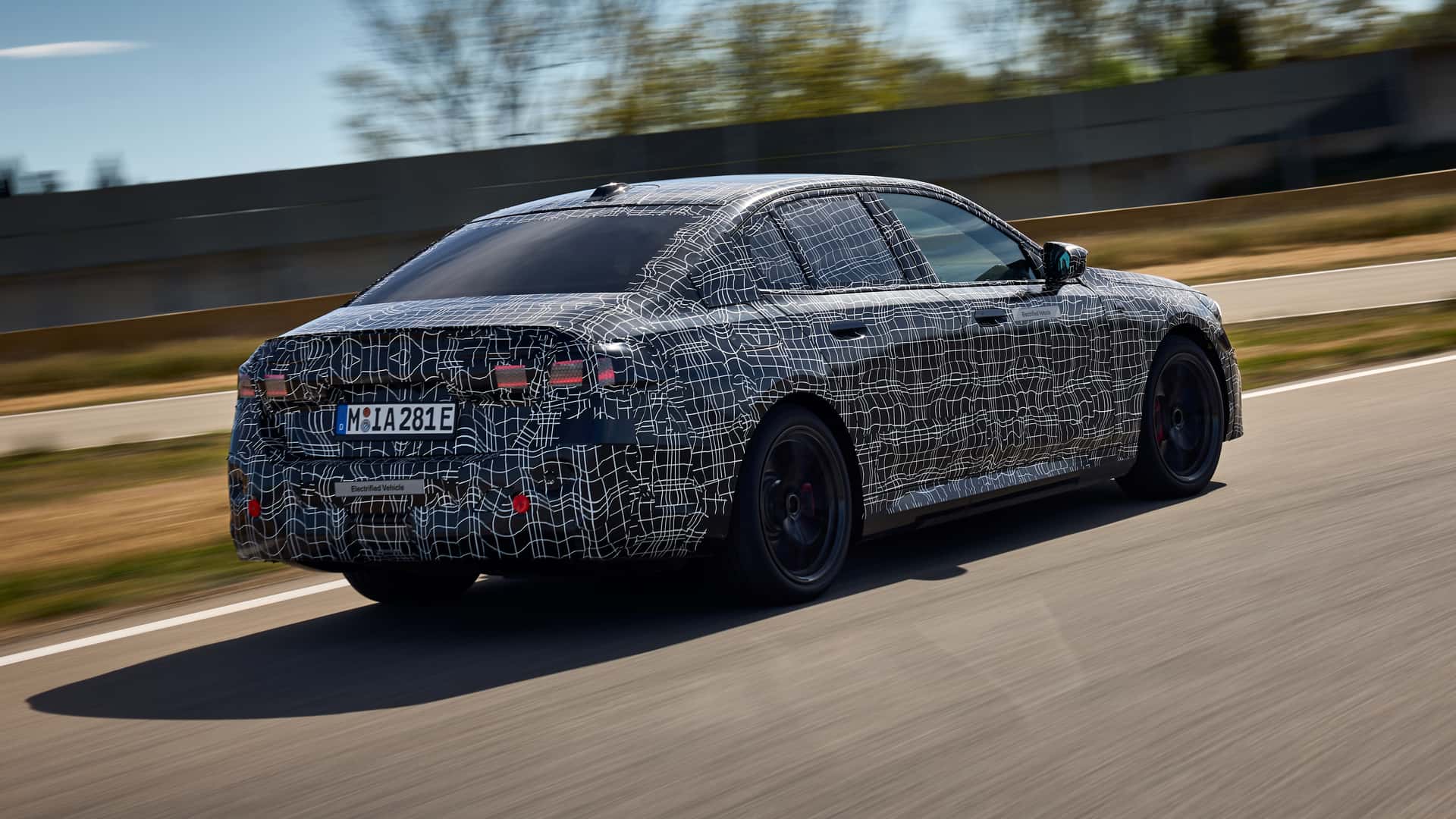 https://cdn.motor1.com/images/mgl/lE7mkW/s1/2024-bmw-i5-m60.jpg