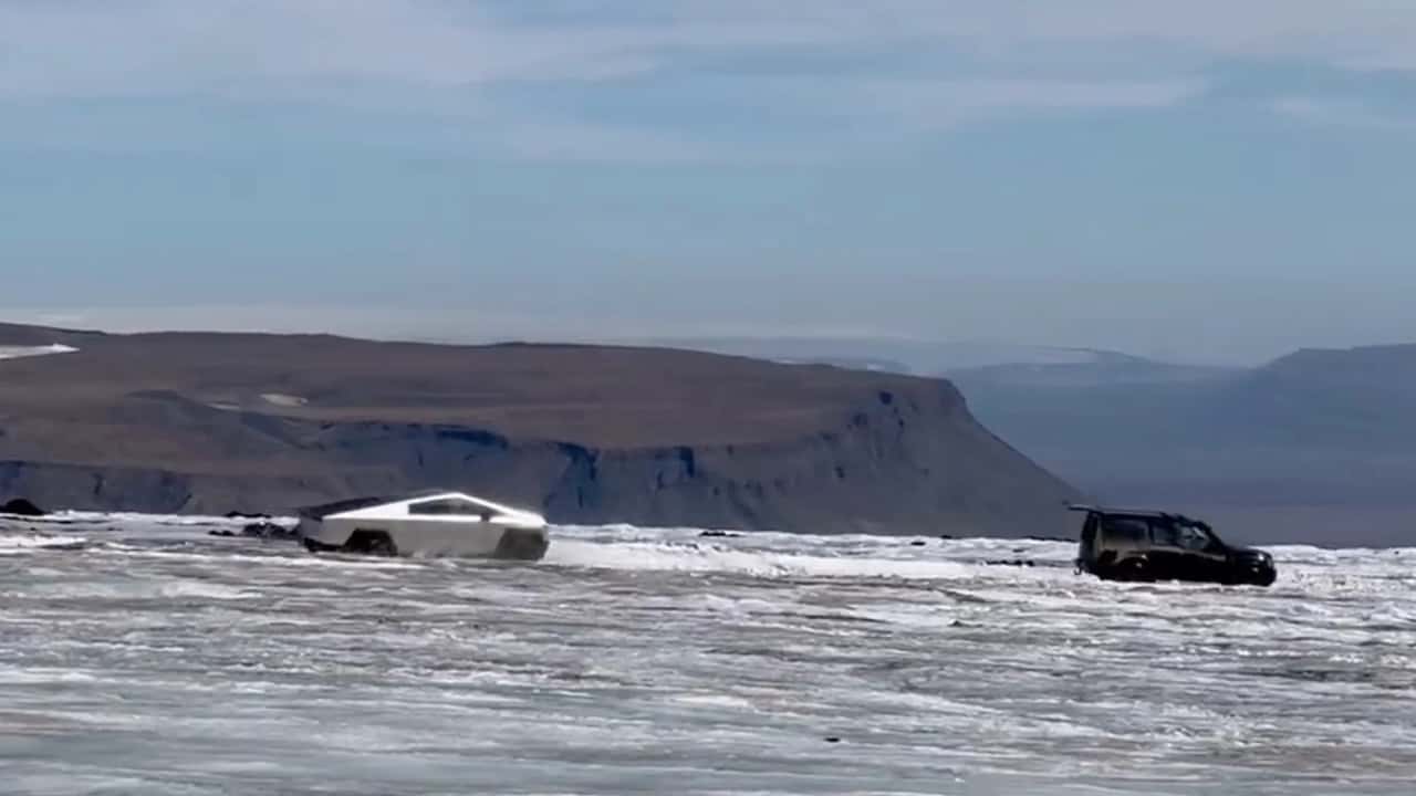 Tesla Cybertruck impegnato in Islanda durante le riprese di un video