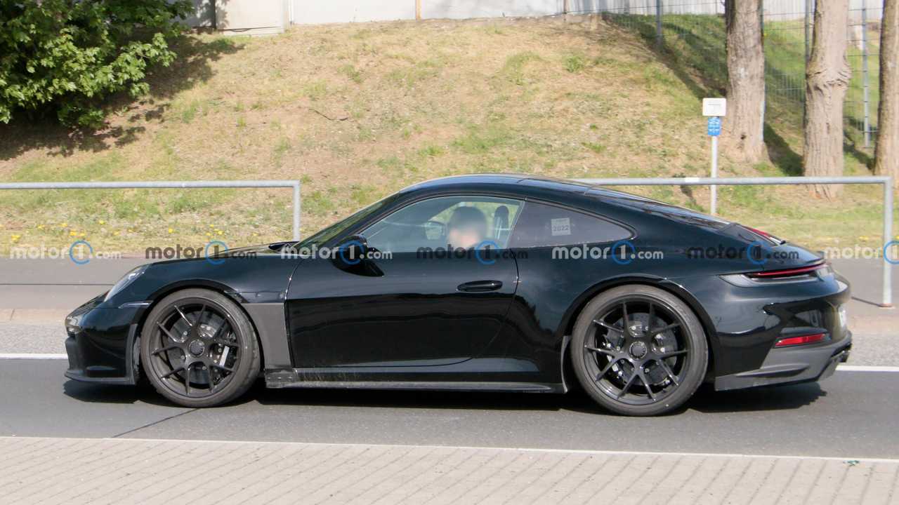 Porsche 911 ST First Spy Photos Aile Baissée