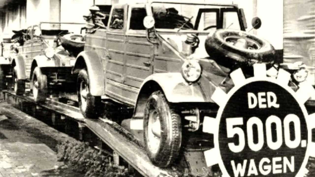 003 - Wolfsburg, anos 40 - Kübelwagen na linha de produção