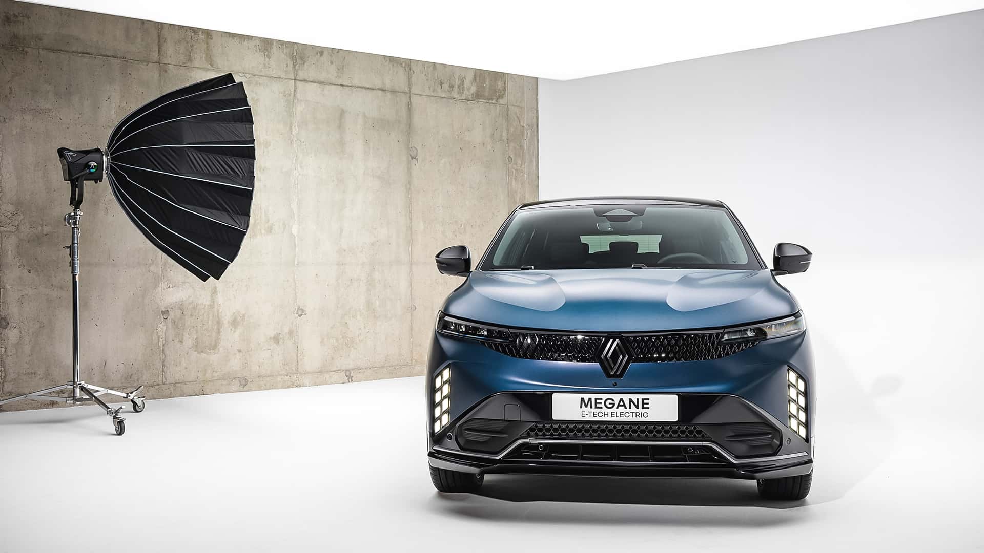 https://cdn.motor1.com/images/mgl/lEG1XJ/s1/renault-megane-e-tech-2026.jpg