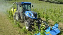 Né le pendenze né gli attrezzi combinati fermano il New Holland T4.110F SuperSteer: potenza, idraulica generosa e BlueCab 4 per i trattamenti