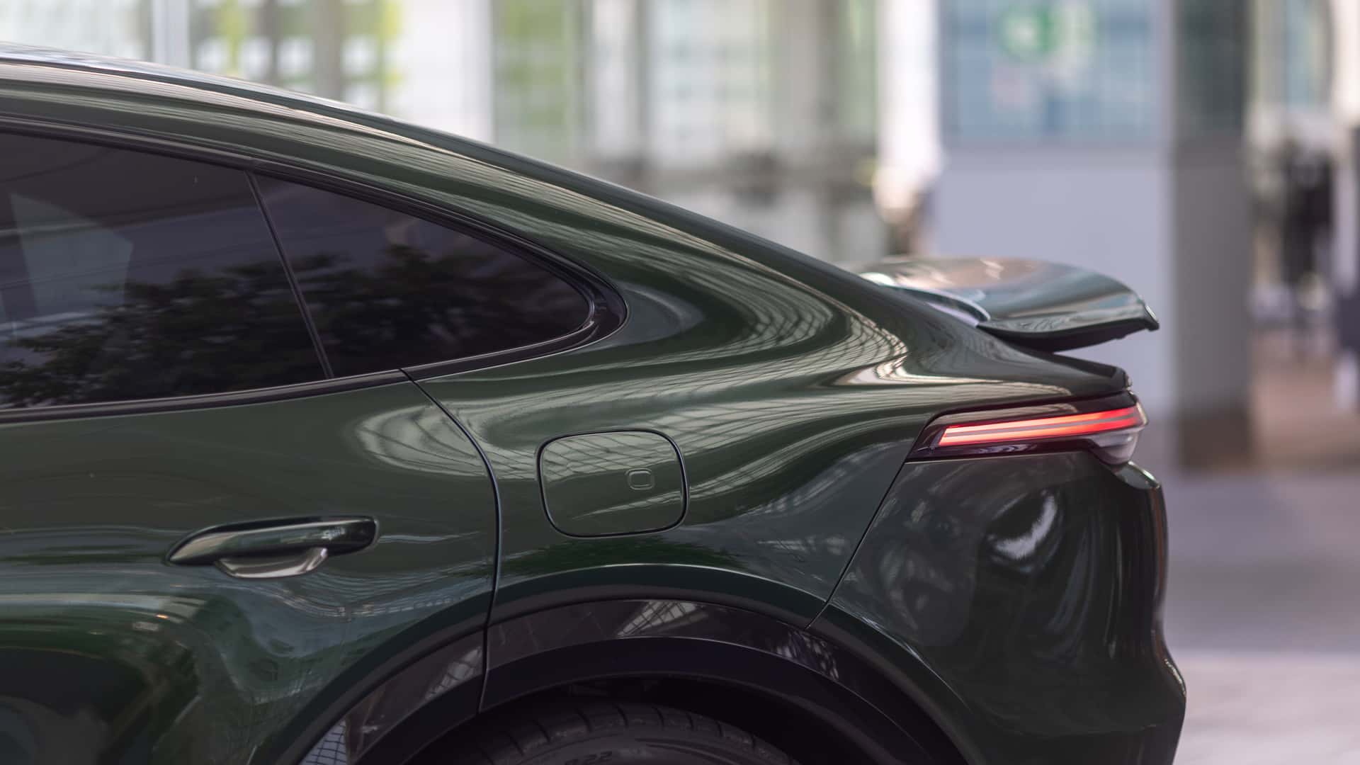 https://cdn.motor1.com/images/mgl/lEGPjM/s1/2026-porsche-cayenne-s-coupe-electric.jpg