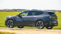 BMW iX3 50 xDrive (2026) in prova