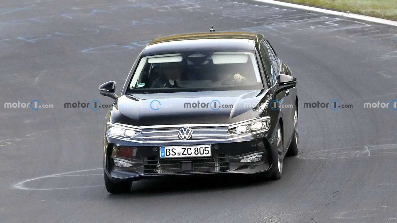 Nuova Volkswagen Passat Variant PHEV, le foto spia al Nurburgring
