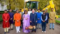 1_Lord Bamford joins employees to mark Diwali