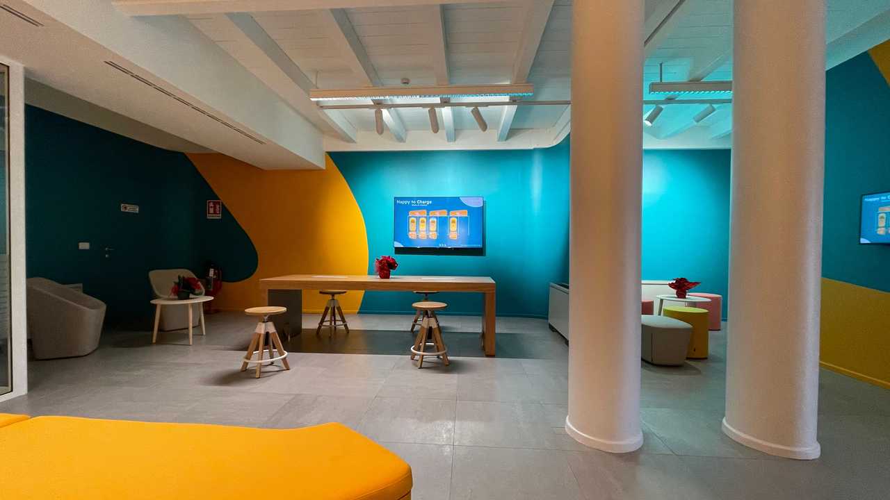 L'hub di ricarica Ewiva di Roma Tor di Quinto