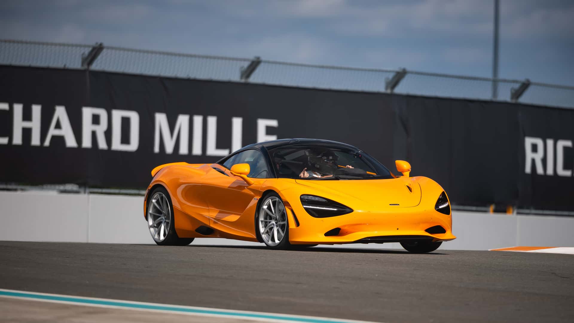 https://cdn.motor1.com/images/mgl/lElLRM/s1/miami-international-autodrome-mclaren-750s.jpg