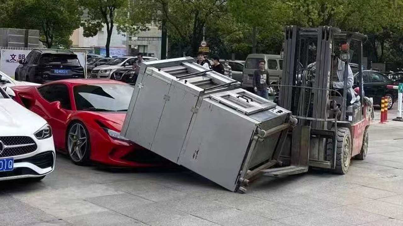 Accidente entre un Ferrari F8 Tributo y una carretilla elevadora en China