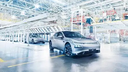 Продажи XPeng в феврале: рост на 180%! XPeng P7 rolling off the production line