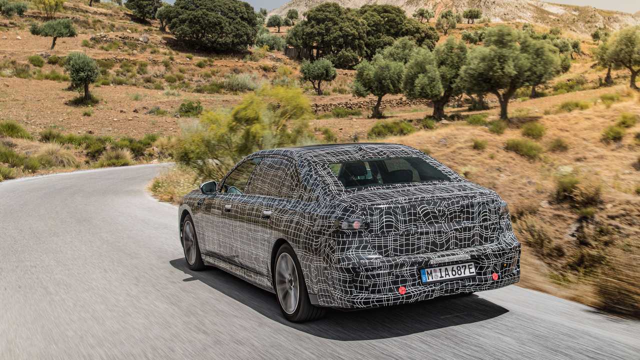 Испытания BMW i7 в жарком климате