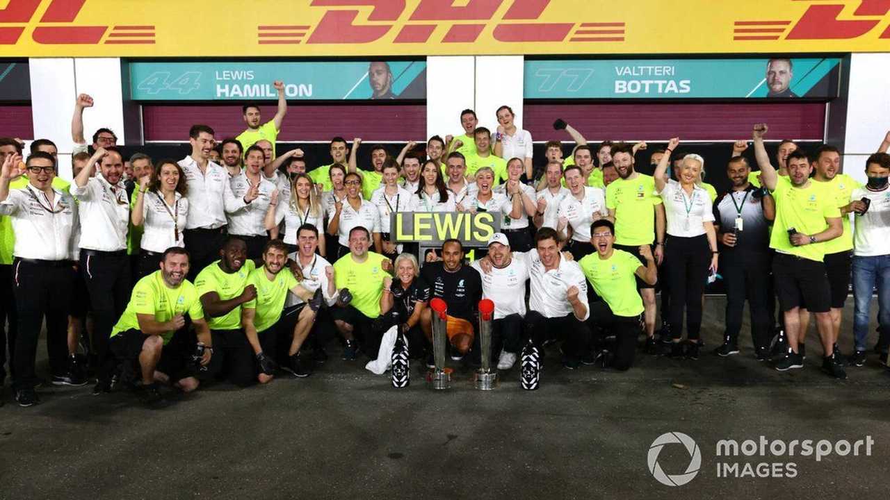 Lewis Hamilton with Mercedes team at Qatar GP 2021