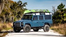 Vari esemplari di Land Rover Defender elettrico della EDC Automotive