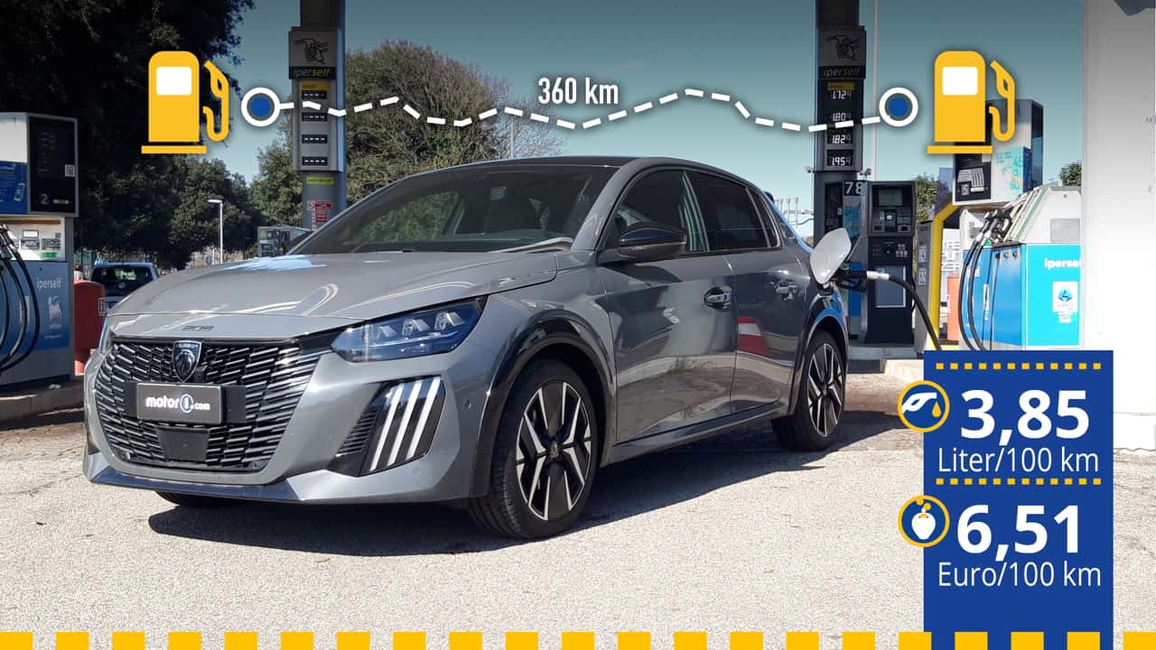 Der getestete Peugeot 208 110 Hybrid an der Tankstelle