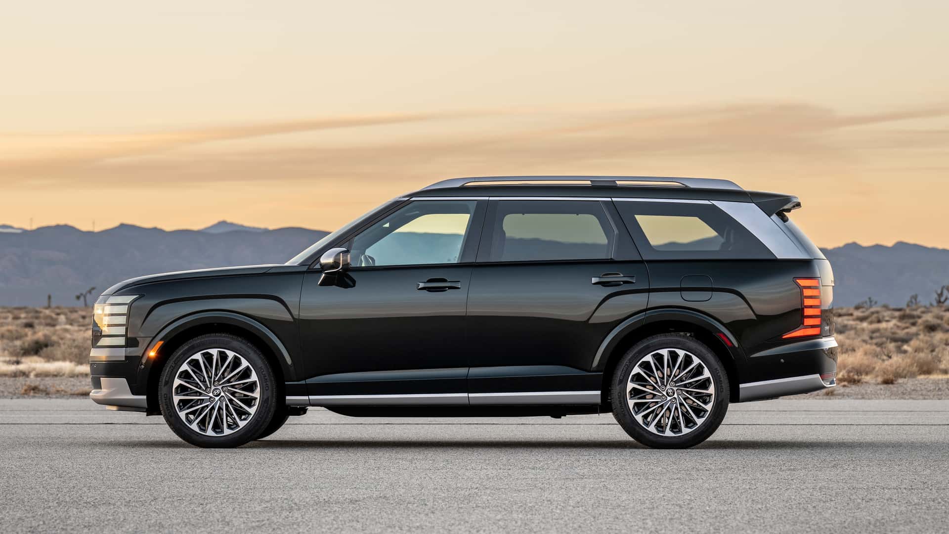 https://cdn.motor1.com/images/mgl/lEqnLE/s1/2026-hyundai-palisade-us-spec.jpg