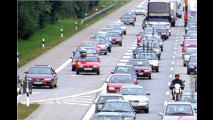 Autobahnkreuz mit Abbiegespuren: Wann darf ich rechts schneller fahren?