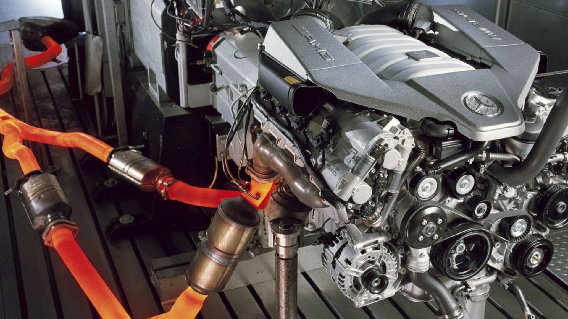 https://cdn.motor1.com/images/mgl/lKPyJ/s6/2009-189727-mercedes-benz-amg-6-3-litre-v8-engine-bench-testing1.jpg